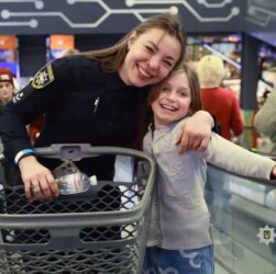 «Різдво з поліцейським»: діти разом із правоохоронцями обрали омріяні подарунки до новорічних свят