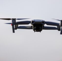 Новини світу - Біля аеропорту Вільнюса затримали двох операторів дронів