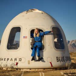 Технології - Blue Origin вперше відправили в космос людину на колісному кріслі