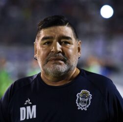 Новини спорту - Футболка Марадони, що перебачила багато, продана на аукціоні