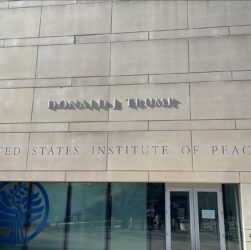 Новини світу - Інститут миру США перейменували на честь Трампа