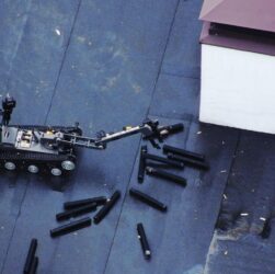 Новини України - Касетні боєприпаси на даху висотки у Вишгороді збирав робот