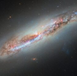 Технології - Хаббл показав нову деталь у галактиці за 60 млн світлових років