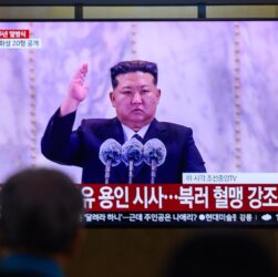 Новини світу - Кім Чен Ин керував випробуванням ракет великої дальності