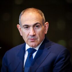 Новини світу - Літак Пашиняна не зміг сісти у Москві через атаку дронів