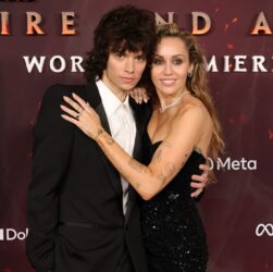 Новини культури - Майлі Сайрус засвітила каблучку та спровокувала чутки про заручини