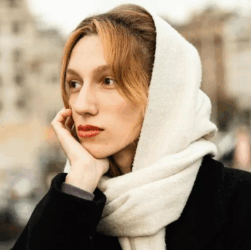 Без категорії - Модно та практично: мистецтво носити шарф на голові