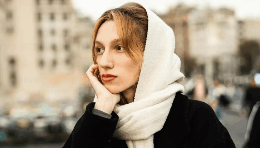 Без категорії - Модно та практично: мистецтво носити шарф на голові