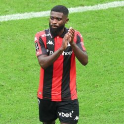 Новини спорту - Напад фанатів: гравці Ніцци відмовляються виходити на поле