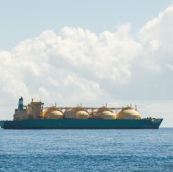 Новини світу - Підсанкційний порт Газпрому відновив постачання ЗПГ до Китаю