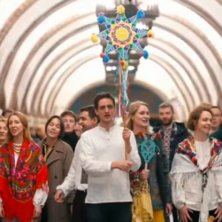 Новини України - Працівники західних посольств заспівали Щедрика у метро Києва