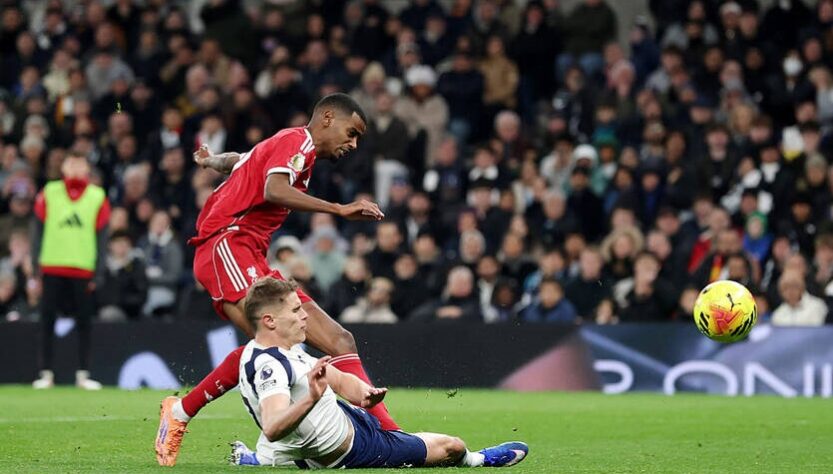 Новини спорту - Причина ранньої заміни: форвард Ліверпуля залишив гру після голу