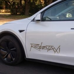 Авто новини - Проєкт Robotaxi Tesla значно менший, ніж заявляє Ілон Маск - ЗМІ
