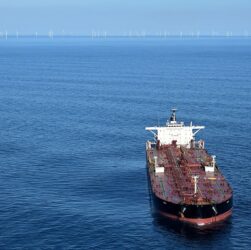 Новини світу - Рекордний обсяг російської нафти "застряг" у морі через санкції США