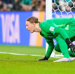 Новини спорту - Сафонов, граючи за ПСЖ, на пенальті зламав собі руку