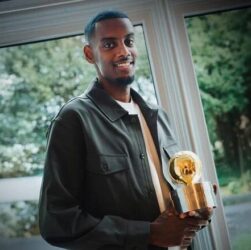 Новини спорту - Шведи нагородили Александра Ісака Золотим м'ячем