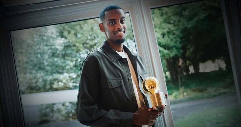 Новини спорту - Шведи нагородили Александра Ісака Золотим м'ячем