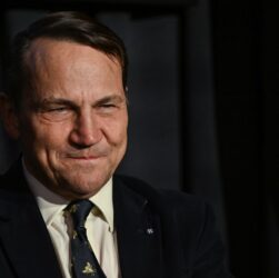 Новини світу - Сікорський "нагородив" Орбана орденом Леніна