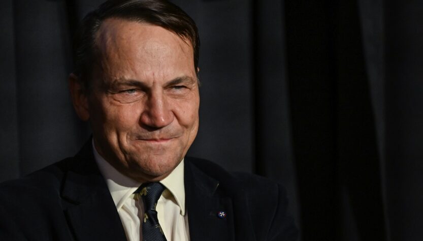 Новини світу - Сікорський "нагородив" Орбана орденом Леніна