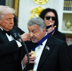 Новини культури - Сильвестр Сталлоне отримав премію Центру Кеннеді з рук Дональда Трампа