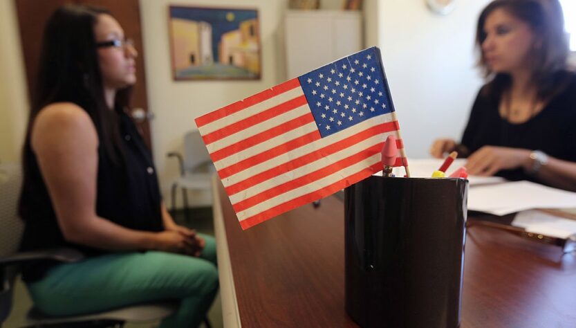 Новини світу - США призупинили програму отримання грін-карт