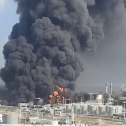 Новини світу - Своя сорочка ближча: США дозволяють нищити нафтову галузь РФ