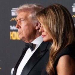 Новини культури - Трампи показали різдвяний портрет