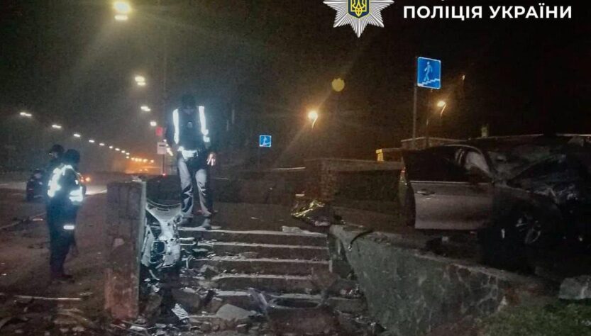 Новини Києва - У Києві 18-річний водій загинув, влетівши у підземний перехід