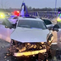 Новини Києва - У Києві через ДТП перекрили рух біля мосту Метро