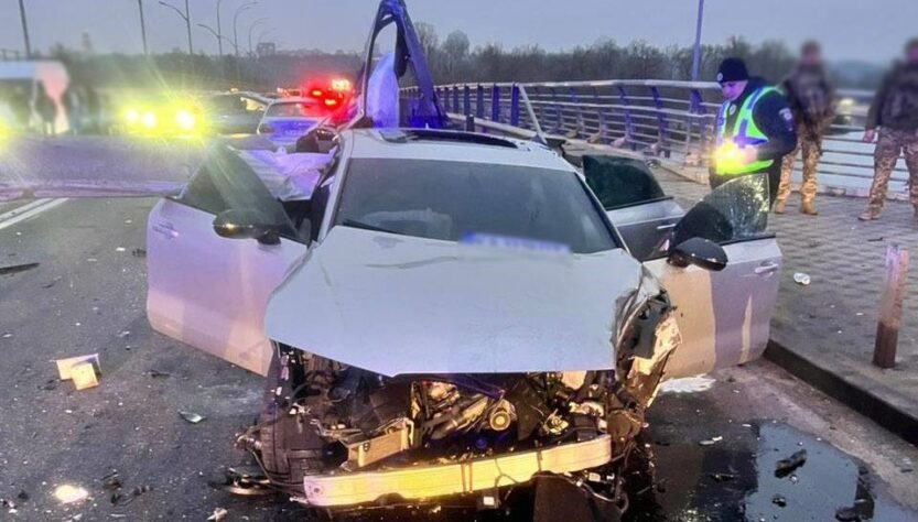 Новини Києва - У Києві через ДТП перекрили рух біля мосту Метро