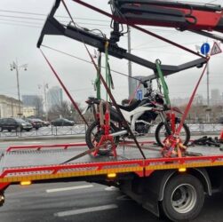 Новини Києва - У Києві вперше евакуювали мотоцикл за порушення ПДР