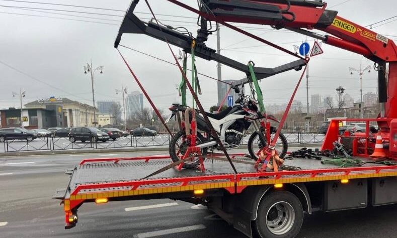 Новини Києва - У Києві вперше евакуювали мотоцикл за порушення ПДР