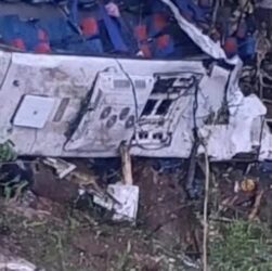 Новини світу - У Колумбії шкільний автобус впав у 80-метрову прірву: 16 загиблих