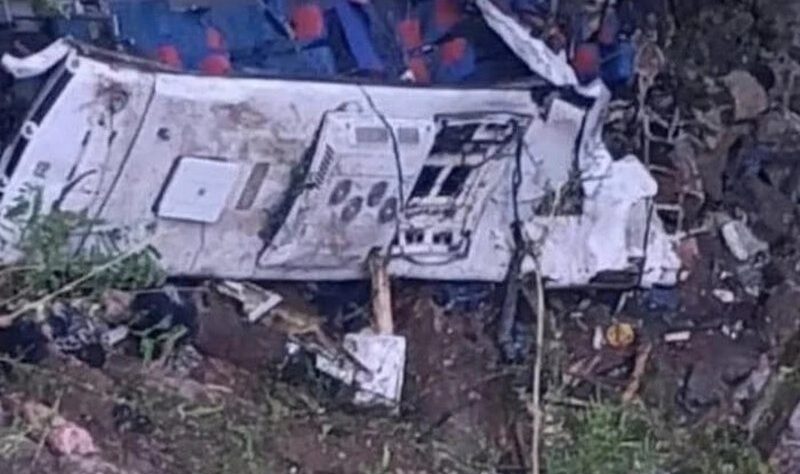 Новини світу - У Колумбії шкільний автобус впав у 80-метрову прірву: 16 загиблих