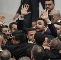 Новини світу - У турецькому парламенті депутати влаштували бійку