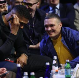 Новини спорту - Усик подарував Джошуа вишиванку під час зустрічі