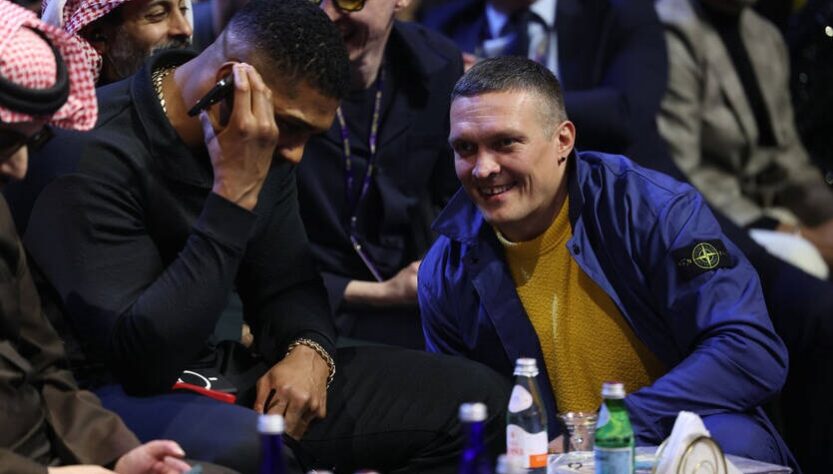 Новини спорту - Усик подарував Джошуа вишиванку під час зустрічі