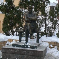 Новини Києва - В Києві демонтують пам'ятники Булгакову й Ахматовій