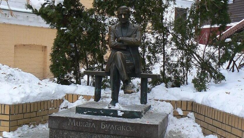 Новини Києва - В Києві демонтують пам'ятники Булгакову й Ахматовій