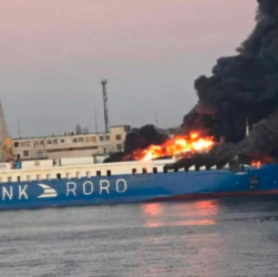 Новини України - В Одесі після вибухів спалахнуло судно