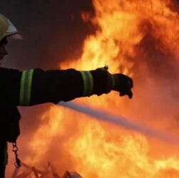 Сумщина: рятувальники під загрозою повторних ударів ліквідували пожежу, спричинену російською атакою