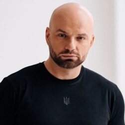 Новини культури - Відомий ведучий опинився в епіцентрі обстрілу