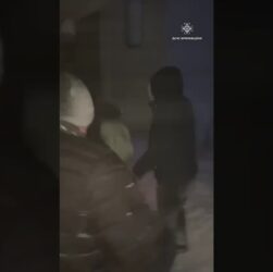 Франківщина: рятувальники визволяють авто зі снігових пасток. Допомогли 32 людям, з них 7 — діти.