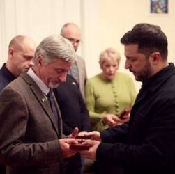 Новини України - Зеленський вручив нагороди сім’ям загиблих ірландських добровольців