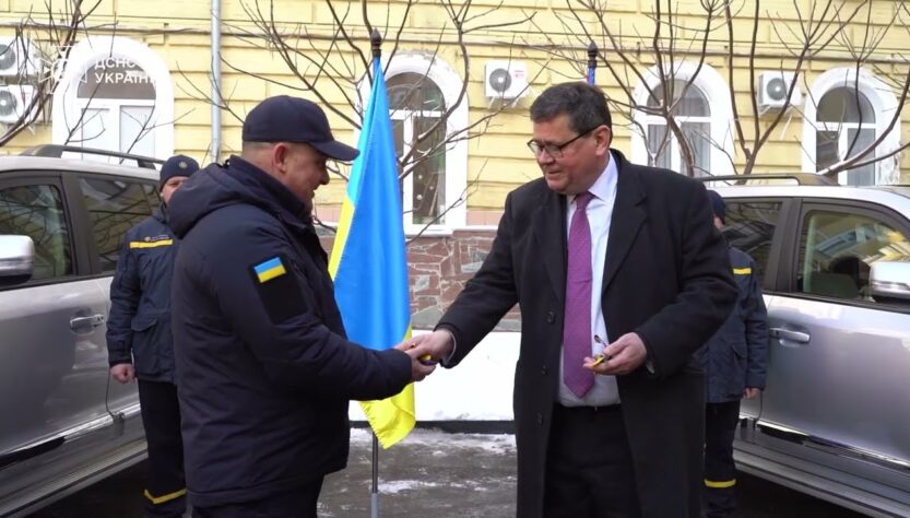 Велика Британія передала ДСНС України два броньовані автомобілі Toyota