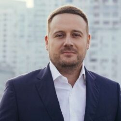 Корупція - Депутат Київради від Батьківщини Слончак активно купує нерухомість під час війни