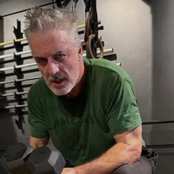 Новини культури - Кріс Нот іронічно відреагував на почесний Золотий глобус Джессіки Паркер