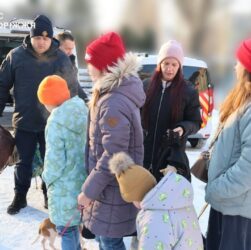 Запоріжжя: Офіцери ДСНС вивезли з-під обстрілів сім’ї з дітьми та їхніх улюбленців