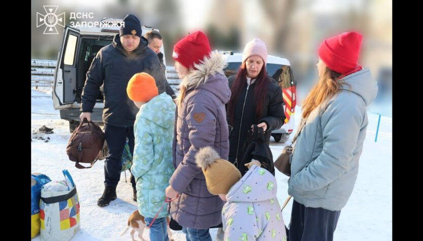 Запоріжжя: Офіцери ДСНС вивезли з-під обстрілів сім’ї з дітьми та їхніх улюбленців