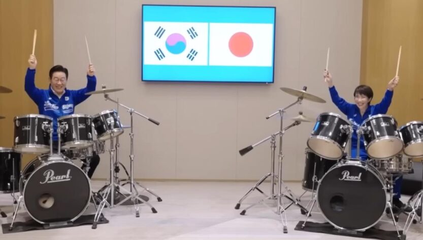 Новини світу - Лідери Японії й Південної Кореї разом зіграли на барабанах